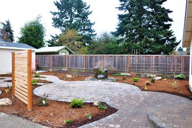 Ejemplo de jardín contemporáneo de tamaño medio en patio trasero con exposición total al sol, adoquines de hormigón y con madera