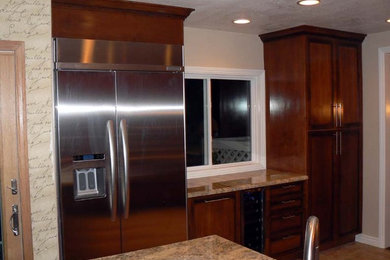 Kitchen - traditional kitchen idea in San Diego