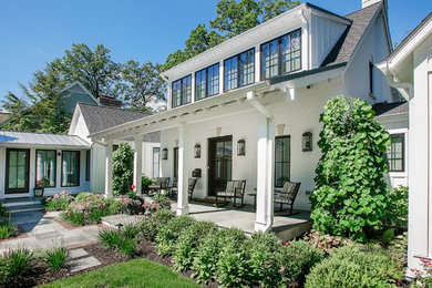 Inspiration for a farmhouse porch remodel in Chicago