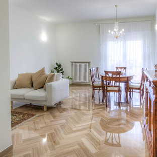 Foto de salón abierto, mediterráneo, grande, con paredes blancas, suelo de mármol, televisor colgado en la pared y suelo beige