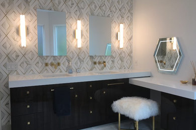 Example of an eclectic bathroom design in Portland