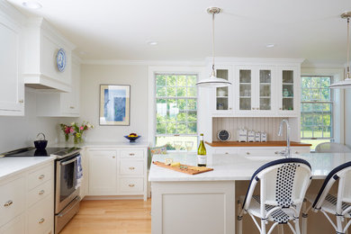 Inspiration for a contemporary kitchen remodel in Burlington