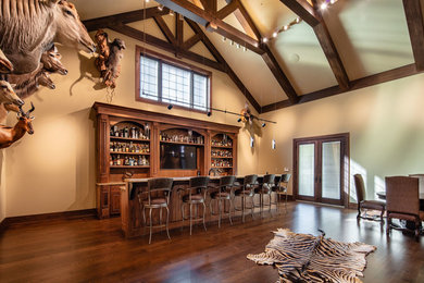 Home bar - traditional home bar idea in Cincinnati