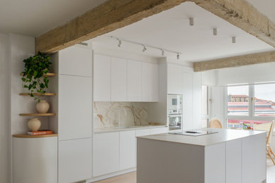 Diseño de cocina lineal nórdica de tamaño medio abierta con armarios con paneles lisos, puertas de armario blancas, encimera de granito y una isla
