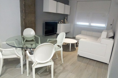 Modelo de salón abierto minimalista pequeño con suelo de baldosas de cerámica y suelo gris