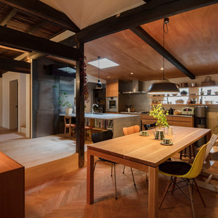 大阪の中サイズのエクレクティックスタイルのおしゃれなLDK (薪ストーブ、タイルの暖炉まわり) の写真