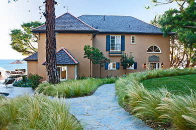 Example of a classic home design design in Los Angeles