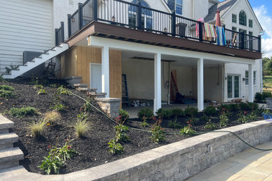 Foto de terraza moderna grande en patio trasero con barandilla de varios materiales