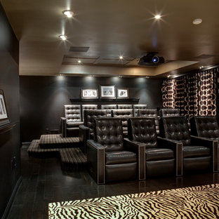 Cette image montre une salle de cinéma design fermée avec un mur noir, un écran de projection et un sol noir.