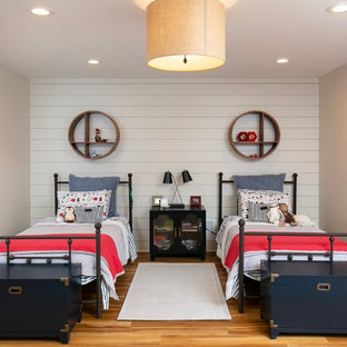 Inredning av ett modernt litet sovrum, med grå väggar, korkgolv och brunt golv