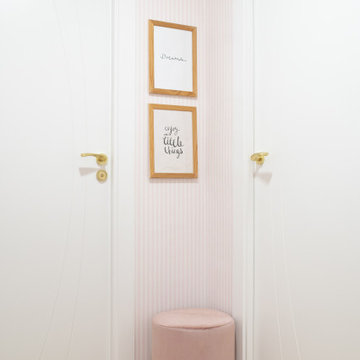 Distribuidor con papel pintado a rayas y acentos sofisticados