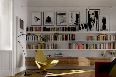 Ispirazione per un grande soggiorno minimalista aperto con libreria, pareti bianche, TV a parete, pavimento marrone, parquet chiaro e soffitto in carta da parati