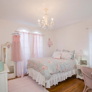 Imagen de dormitorio romántico con paredes blancas y suelo de madera en tonos medios