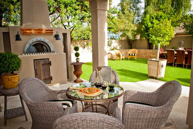 Foto de patio clásico de tamaño medio en patio trasero y anexo de casas con brasero y adoquines de piedra natural