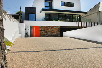 Diseño de entrada contemporánea de tamaño medio con paredes blancas y puerta roja