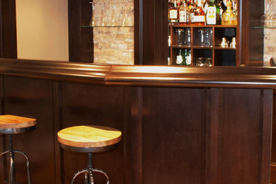 Minimalist home bar photo in Toronto