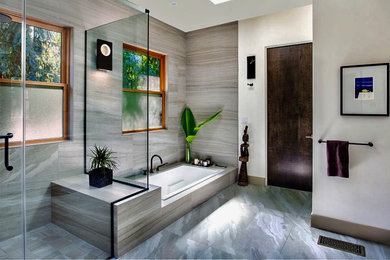 Example of a minimalist bathroom design in Los Angeles