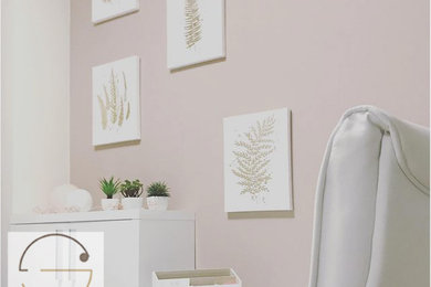 Immagine di un piccolo atelier minimal con pareti multicolore, pavimento in gres porcellanato, scrivania autoportante e pavimento beige