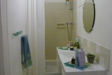 Cette image montre une petite salle de bain traditionnelle.