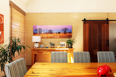 Imagen de comedor abovedado de tamaño medio con suelo de madera en tonos medios
