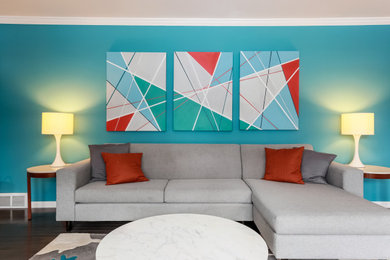 グランドラピッズにある高級な中くらいなミッドセンチュリースタイルのおしゃれなリビング (青い壁、濃色無垢フローリング、暖炉なし、据え置き型テレビ、グレーの床、白い天井) の写真