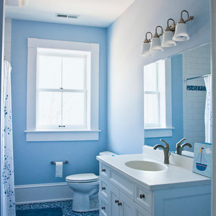 Badezimmer mit Eckbadewanne und Kiesel-Bodenfliesen Ideen, Design