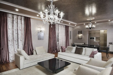На фото: изолированная гостиная комната среднего размера в стиле неоклассика (современная классика) с серыми стенами