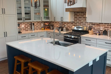 Kitchen - cottage kitchen idea in Denver