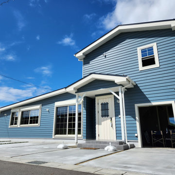 趣味を楽しむビルトインガレージのあるカリフォルニアスタイルの家