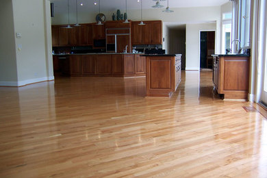 Example of a living room design in San Francisco with white walls