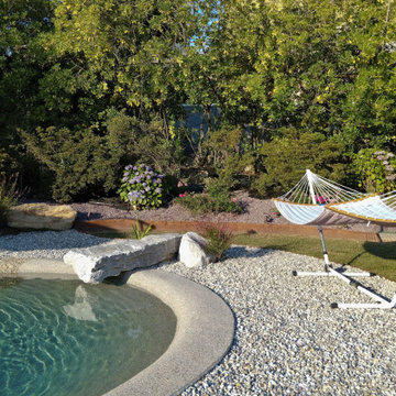 La piscina naturale Bio.design, con il trampolino in sasso