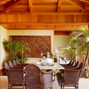 ハワイの広いトロピカルスタイルのLDKの画像 (ベージュの壁、淡色無垢フローリング)