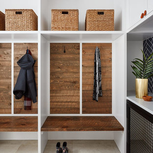 シカゴの中サイズのカントリー風おしゃれなマッドルーム (白い壁、磁器タイルの床、グレーの床) の写真