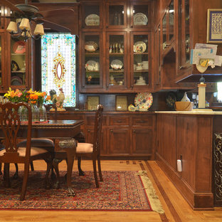 Klassische Wohnküche mit braunem Holzboden in Dallas