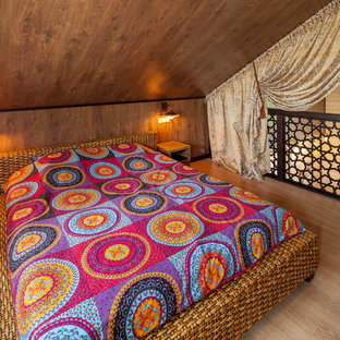 Ispirazione per una piccola camera da letto stile loft etnica con parquet chiaro e nessun camino