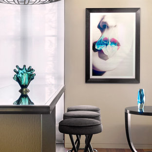 バレンシアの小さいエクレクティックスタイルのおしゃれな着席型バー (無垢フローリング、シンクなし) の写真