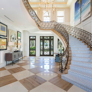 他の地域の片開きドアビーチスタイルのおしゃれな玄関ロビー (白い壁、ガラスドア) の写真