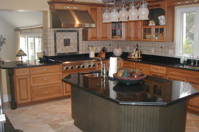 Kitchen - traditional kitchen idea in DC Metro
