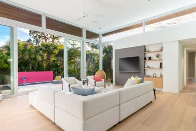 Minimalist living room photo in Tampa