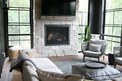 Example of a country home design design in Milwaukee