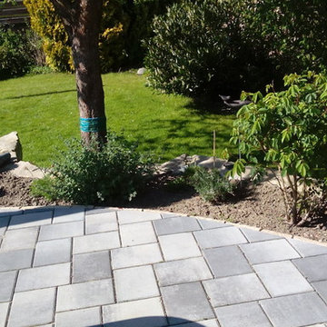 Pflasterung und Trockenmauer