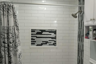 Bathroom - bathroom idea in New York