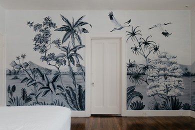 Diseño de dormitorio principal mediterráneo grande con paredes grises