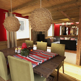 ディジョンの中サイズのラスティックスタイルのLDKの画像 (赤い壁、淡色無垢フローリング、暖炉なし)