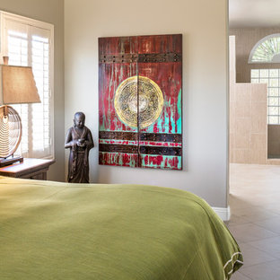 Immagine di una camera matrimoniale etnica di medie dimensioni con pareti verdi e pavimento in gres porcellanato