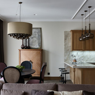 Удачное сочетание для дизайна помещения: гостиная-столовая в стиле современная классика с бежевыми стенами, паркетным полом среднего тона и коричневым полом - самое интересное для вас