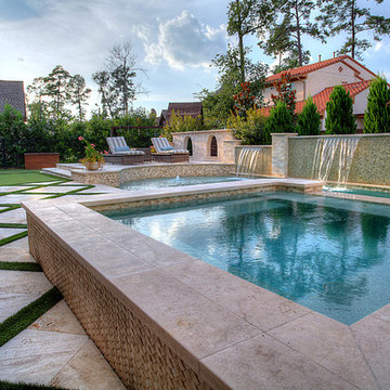 Lovely pool with Putting Green