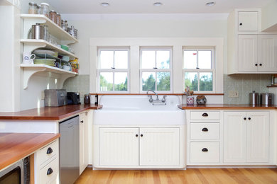Kitchen - country kitchen idea in Burlington