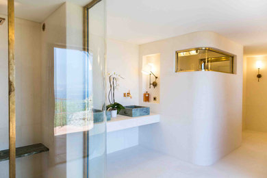 Aménagement d'une très grande salle de bain principale classique avec une douche à l'italienne, WC suspendus, un carrelage beige, du carrelage en pierre calcaire, un mur beige, un sol en calcaire, une vasque, un plan de toilette en marbre, un sol beige, un plan de toilette beige, meuble double vasque et un mur en pierre.