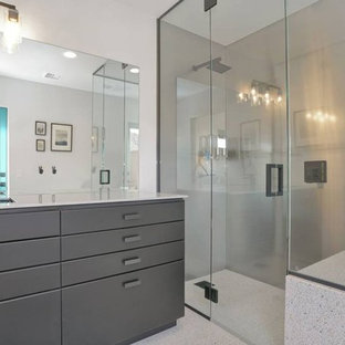 Idée de décoration pour une petite salle de bain principale minimaliste avec un placard en trompe-l'oeil, des portes de placard noires, une douche ouverte, un WC séparé, carrelage en métal, un mur blanc, sol en terrazzo, un lavabo encastré, un plan de toilette en acier inoxydable et aucune cabine.